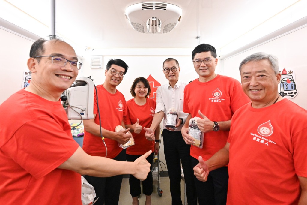 醫務衞生局局長盧寵茂（右三）和副局長李夏茵等人，今日到停泊在政府總部的香港紅十字會輸血服務中心流動捐血車捐血。政府新聞處