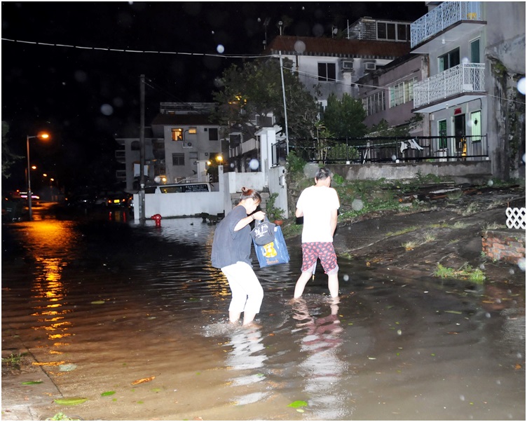 「黑格比」當年吹襲本港,西貢南圍出現海水倒灌。資料圖片