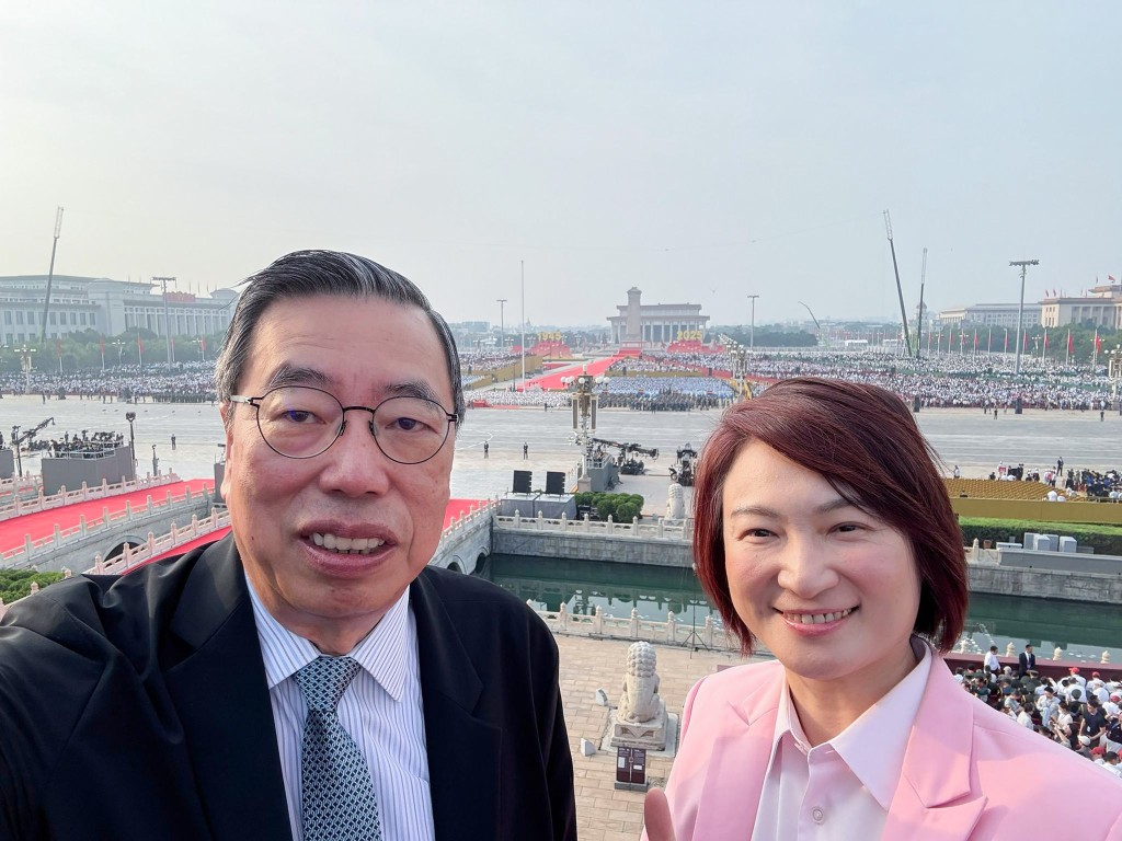 立法會主席梁君彥與全國人大常委李慧琼在城樓上合照。梁君彥fb 立法會主席梁君彥與全國人大常委李慧琼在城樓上合照。梁君彥fb