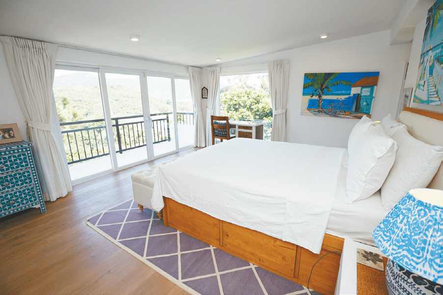 房間設有近落地窗，倚窗觀賞翠綠山景，睡眠空間相當舒適。