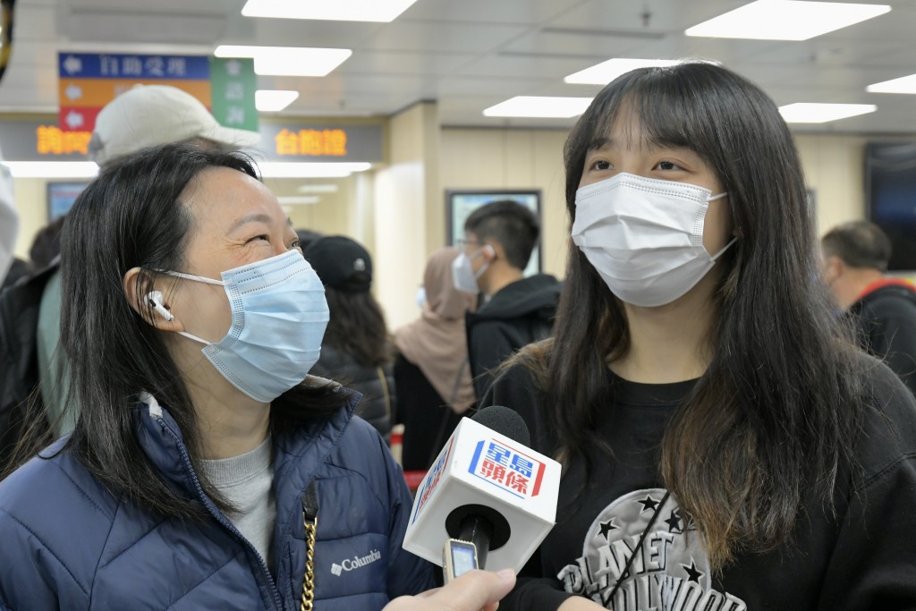 高中公民科学生领取回乡证特别安排。苏女士(左)、林同学。梁誉东摄