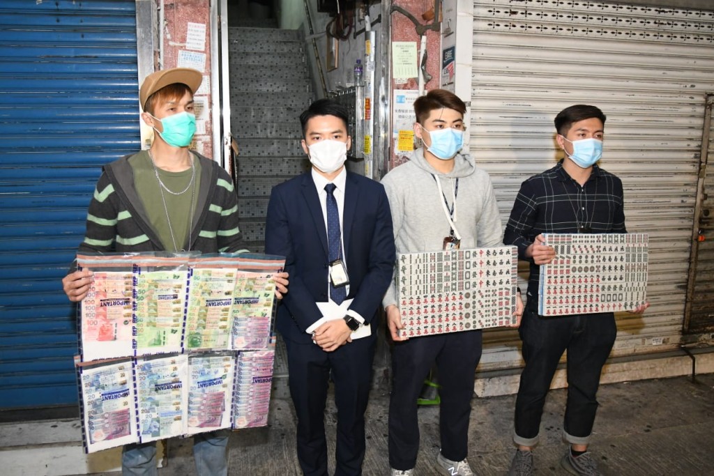 警方展示檢獲的證物。