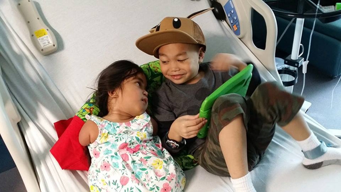 玛利亚与哥哥感情要好。