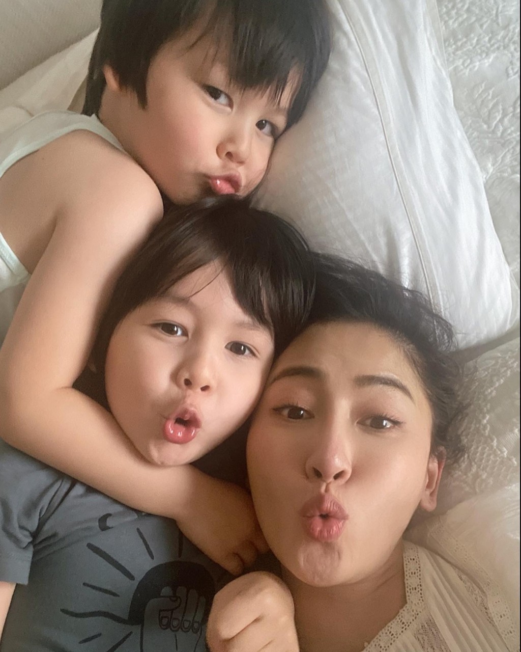 兩個兒子齊齊扮Kathy影相的模樣。
