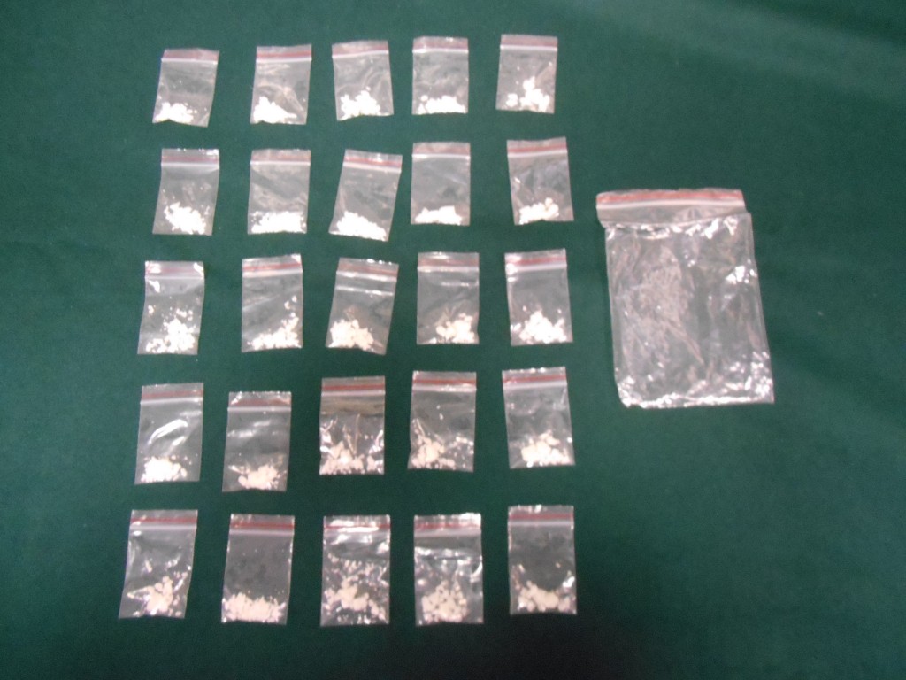 部分檢獲分拆成小包的懷疑可卡因,方便分銷。