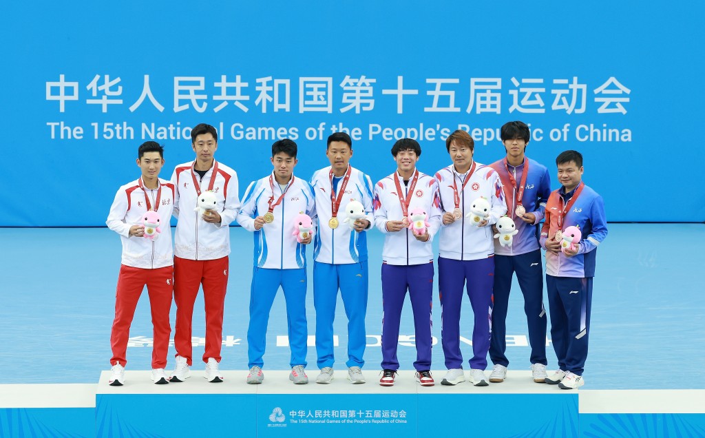 全運會網球男單前三：金牌吳易昺（左三）、銀牌商竣程（左一）、銅牌黃澤林（右4）、周意（右2）。新華社