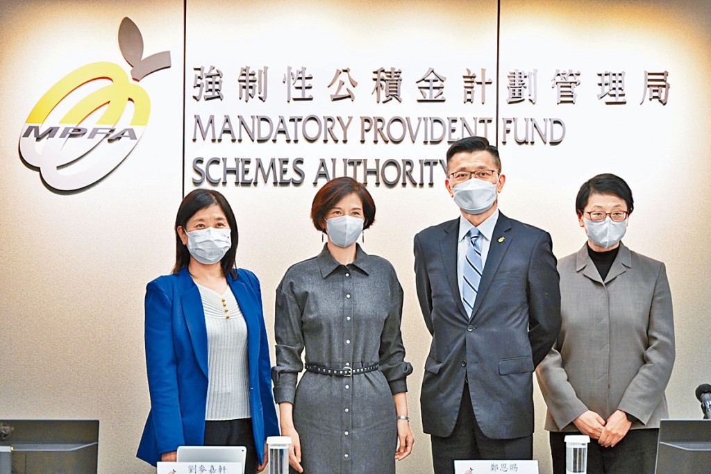 左起：署理營運總監許慧儀、主席劉麥嘉軒、行政總監鄭恩賜及執行董事（政策）余家寶。