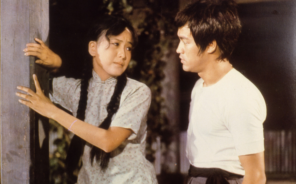 李小龍當年在《唐山大兄》以利工民笠衫加唐裝褲的打扮，曾是香港公子的模樣。