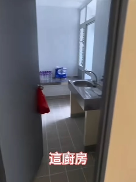 男事主以普通话分享公屋新居，这是厨房位置