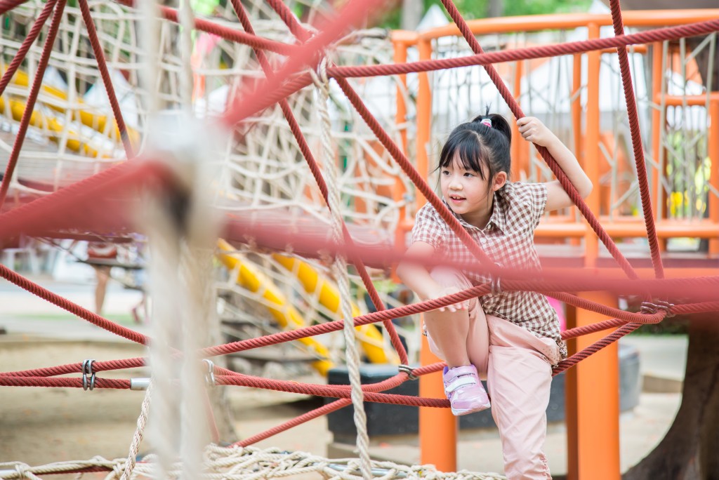 公園設有不少適合用來練習攀爬的兒童遊樂設施。