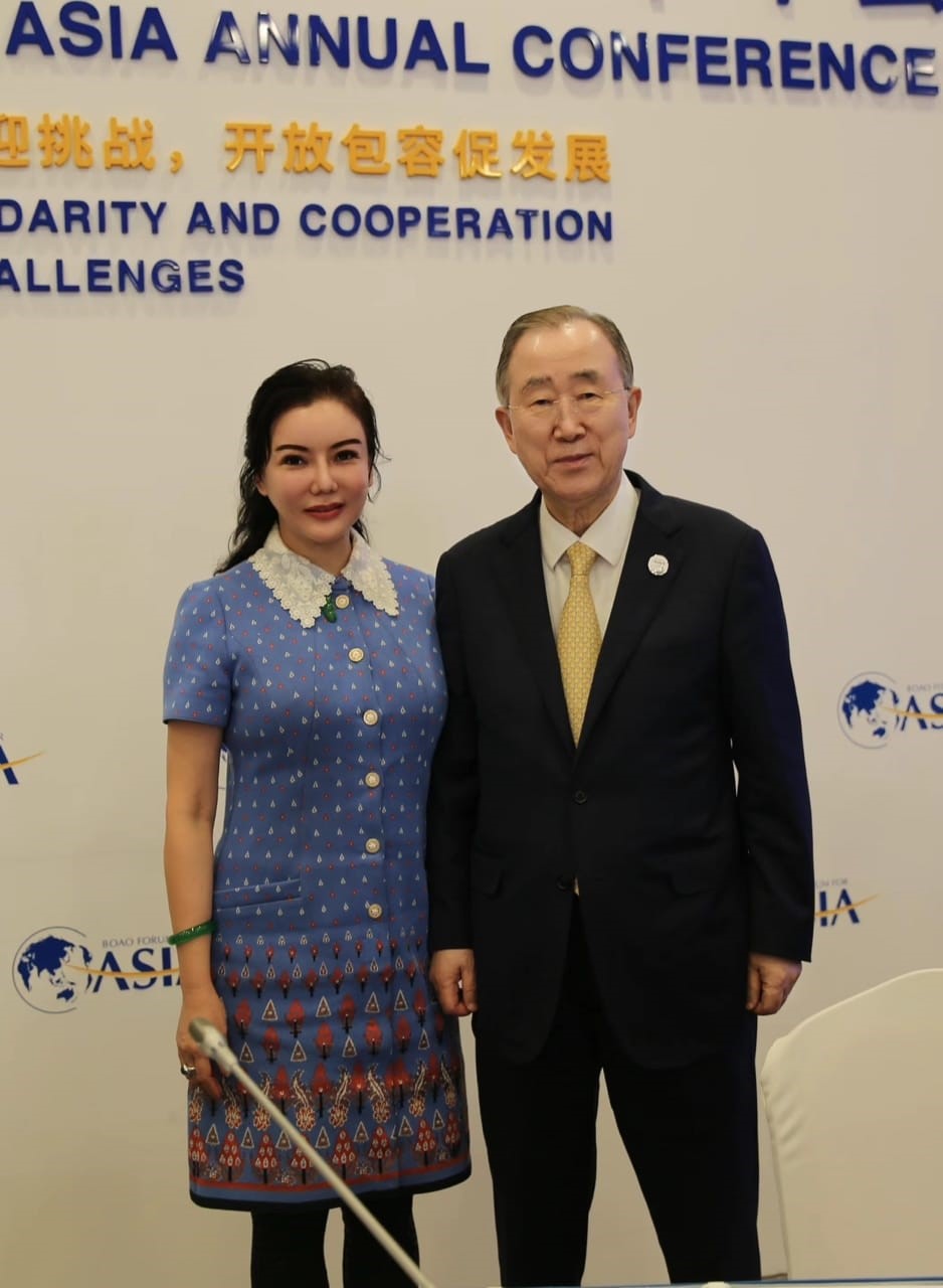 彭丹在博鳌亚洲论坛与前联合国秘书长潘基文合照。