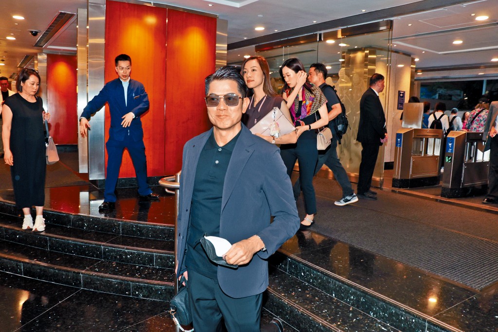 城城獨自現身撐愛駒「舞林寶典」。