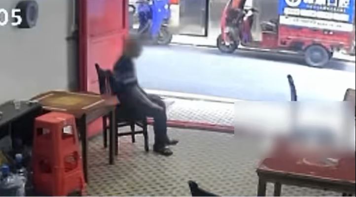 老人不適，進入棋牌室休息後猝死。