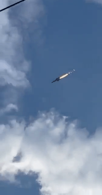 网片显示，俄罗斯米格-31战机空中起火，据称是引擎起火。