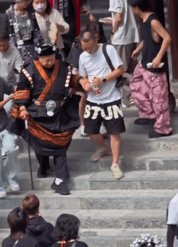 洪金寶行動不便。