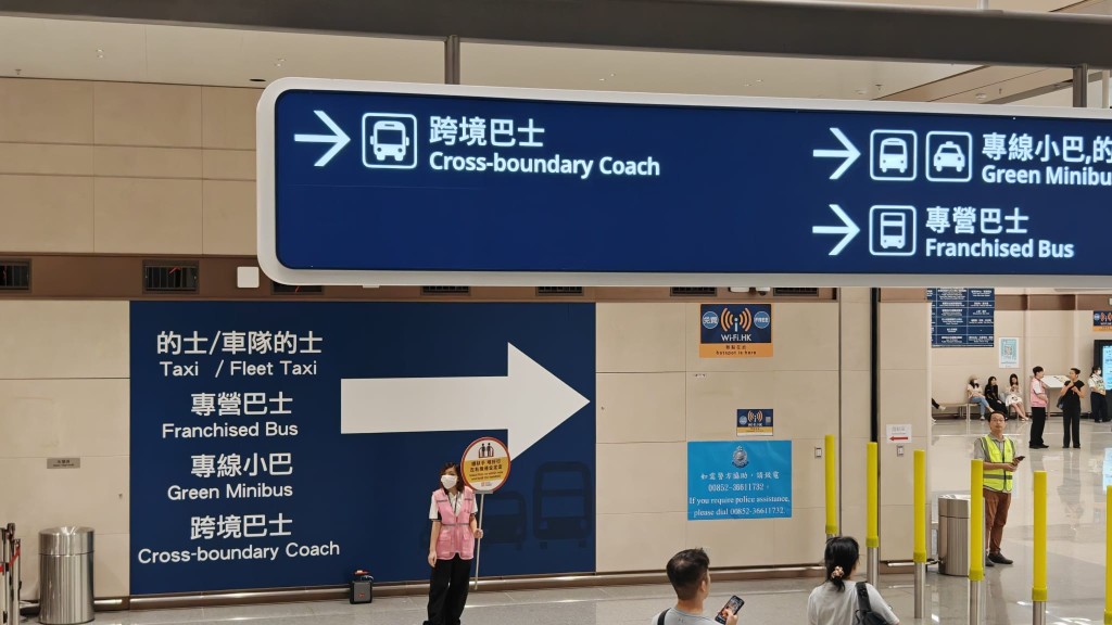 南下旅客过关后,有清晰指示牌及人员提供交通资讯协助出市区。周正豪摄 南下旅客过关后,有清晰指示牌及人员提供交通资讯协助出市区。周正豪摄