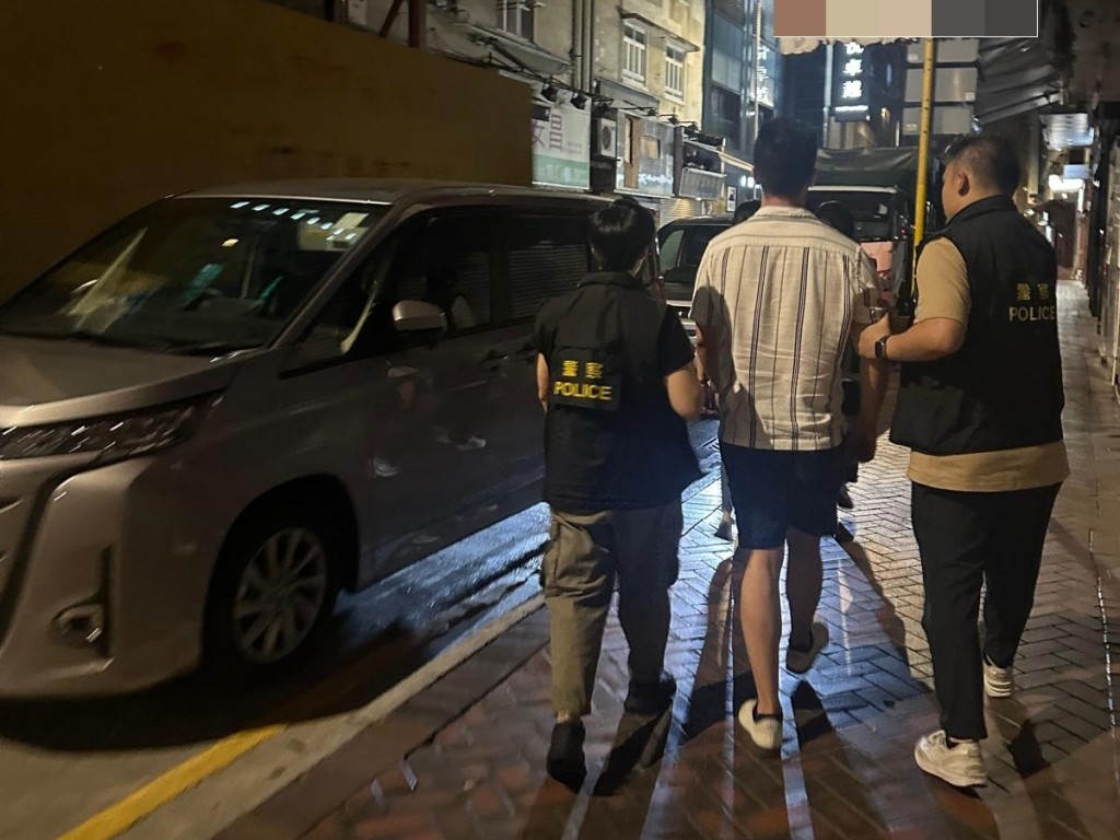 油尖警區人員今日(6月13日)凌晨在油尖區內進行代號「戰馬」行動。警方圖片 油尖警區人員今日(6月13日)凌晨在油尖區內進行代號「戰馬」行動。警方圖片