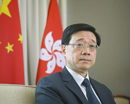 李家超为出战的香港运动员打气。资料图片