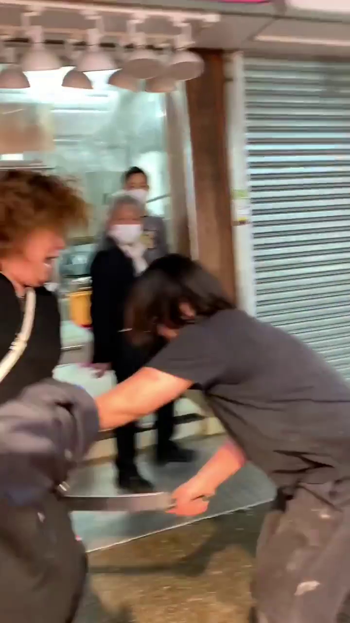 菜贩挥刀劈向妇人大腿。「香港江湖日报」FB网片