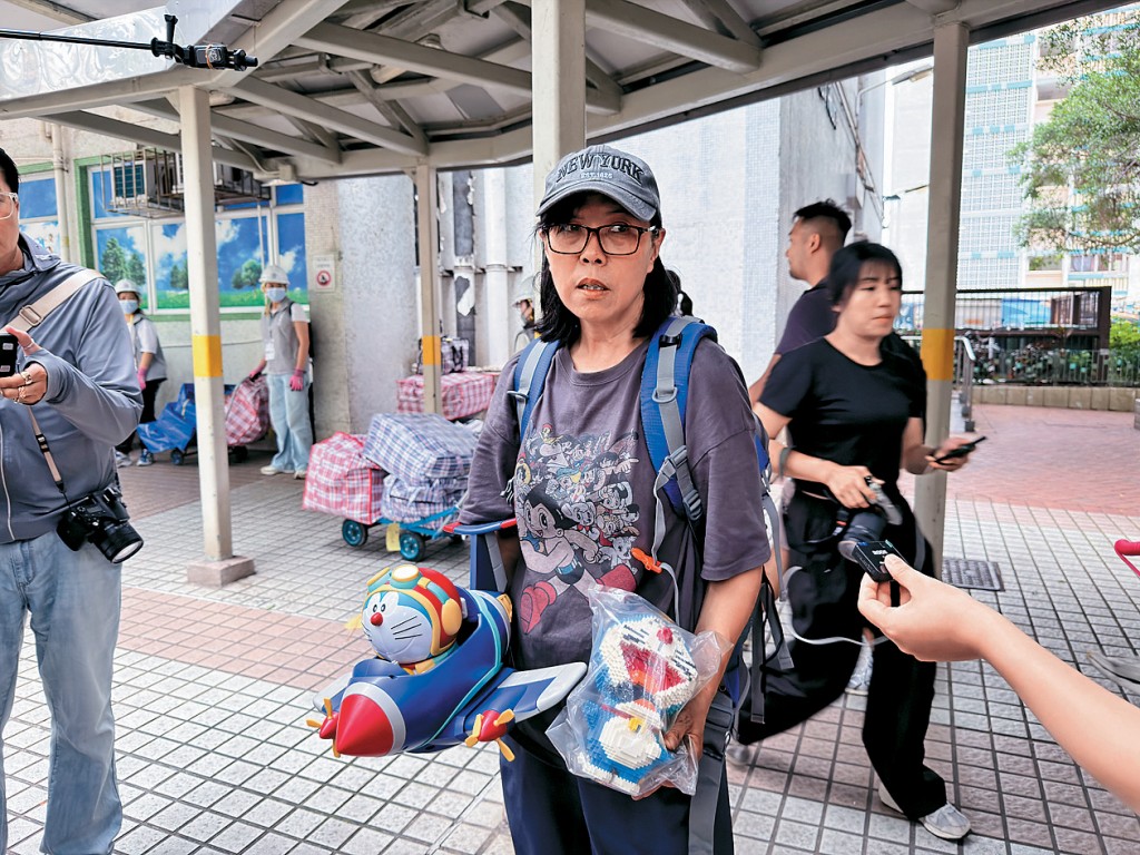 宏盛閣14樓住戶何小姐展示從寓所取出的多啦A夢坐飛機公仔。