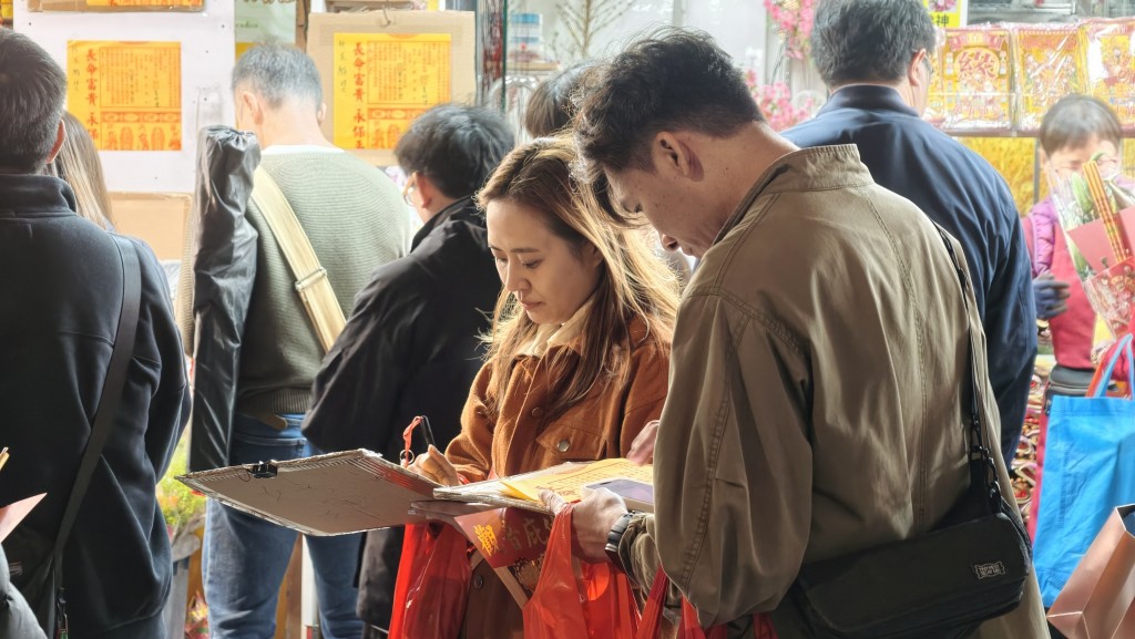 善信在衣寶誠心寫下姓名及日期。