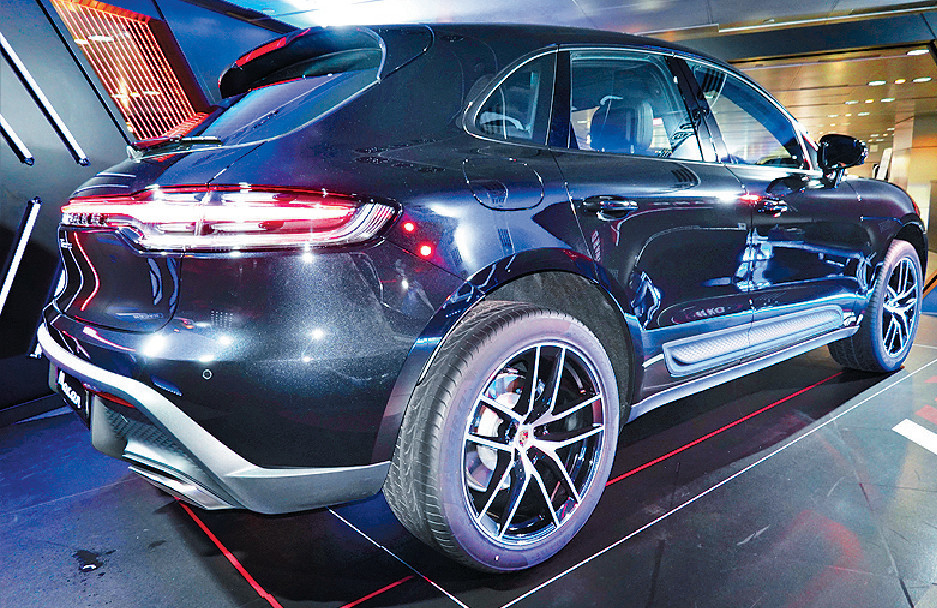 ■展覽車添置了十一項附加配件,總出車價為$988,072。 ■展覽車添置了十一項附加配件,總出車價為$988,072。