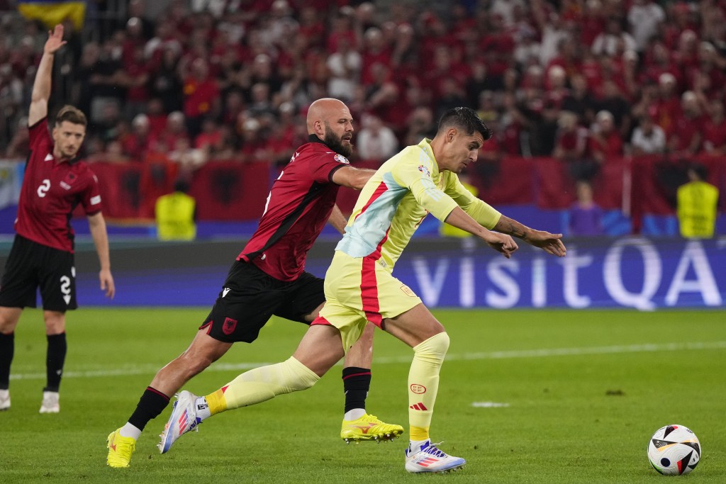 西班牙(黄衫)轮换10人仍以1:0小胜阿尔巴尼亚。AP