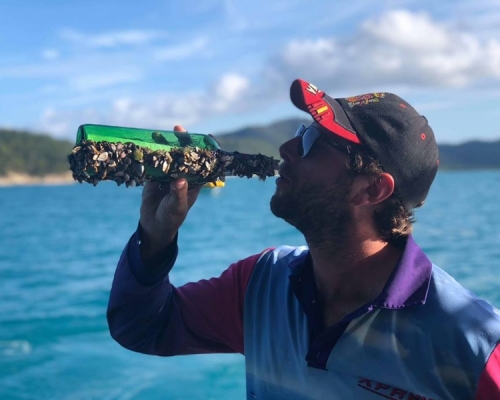 麥克納利在Airlie海灘拾得瓶中信。Whitehaven Xpress - Whitehaven Beach Tours fb圖片