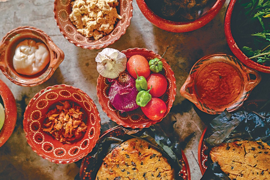 色彩鮮艷的芒果、桃與辣椒冰沙，以及加了龍舌蘭酒的芒果康普茶醒胃小吃。