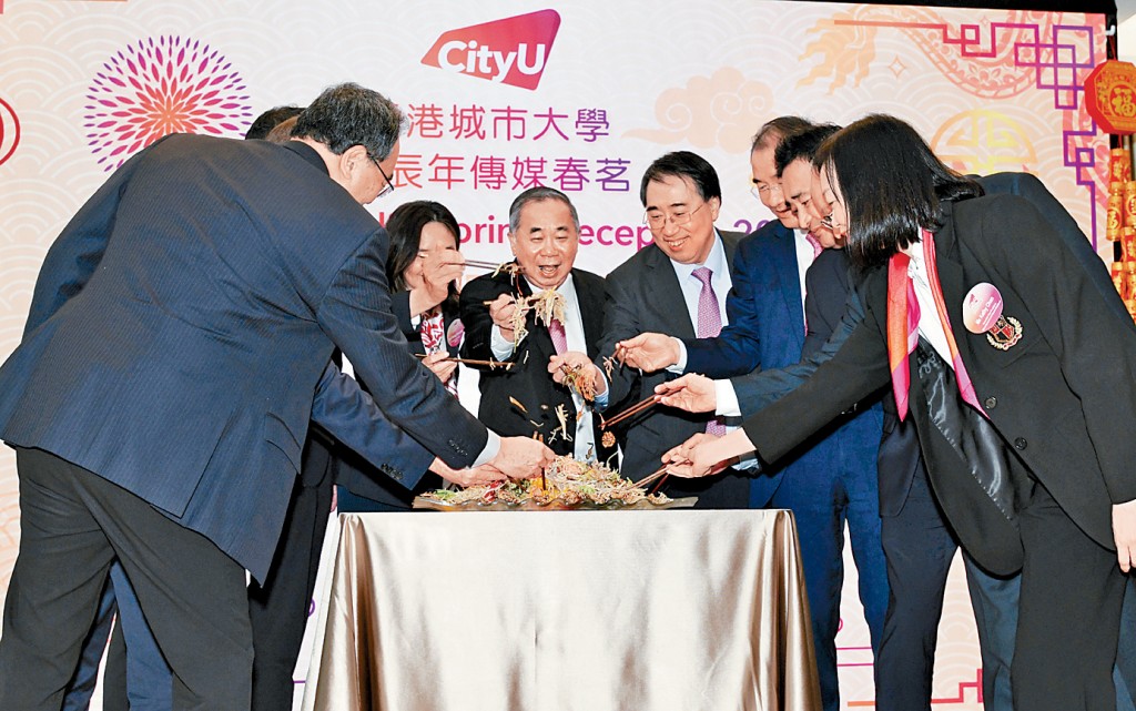 梅彥昌(中)昨聯同大學管理層出席傳媒春茗,藉東南亞華僑傳統習俗「撈起」,祝願大學事事順利。