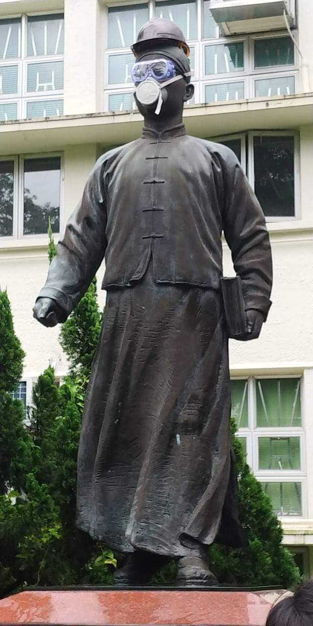 皇仁書院的孫中山像今早被戴上口罩及頭盔。 網圖