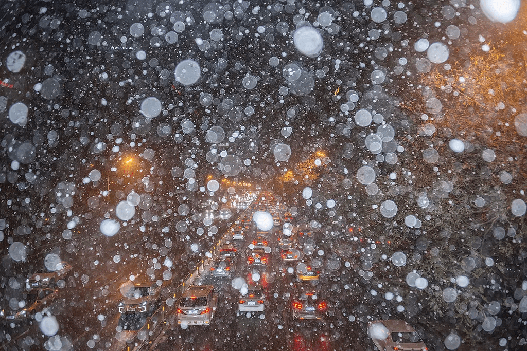 北京多地飄起雪花。 微博