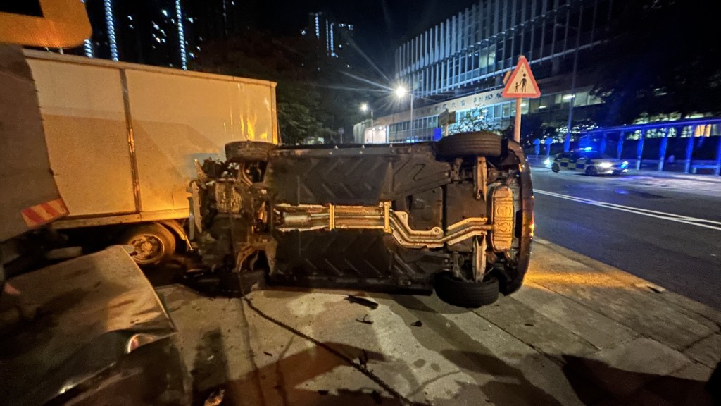 私家車撞毀多支路牌及咪錶後翻側。蔡楚輝攝
