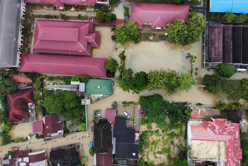 馬六甲海峽更罕見形成熱帶風暴，導致多地災情嚴重。美聯社