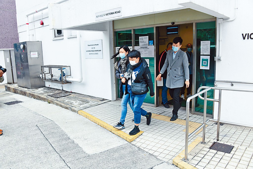 死者遺孀在警察福利部人員陪同下認屍。