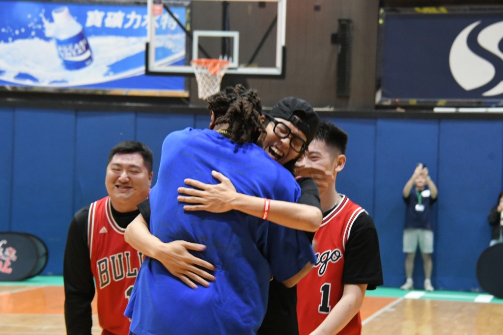 戴歷路斯和球迷玩射球游戲。黃諾謙攝