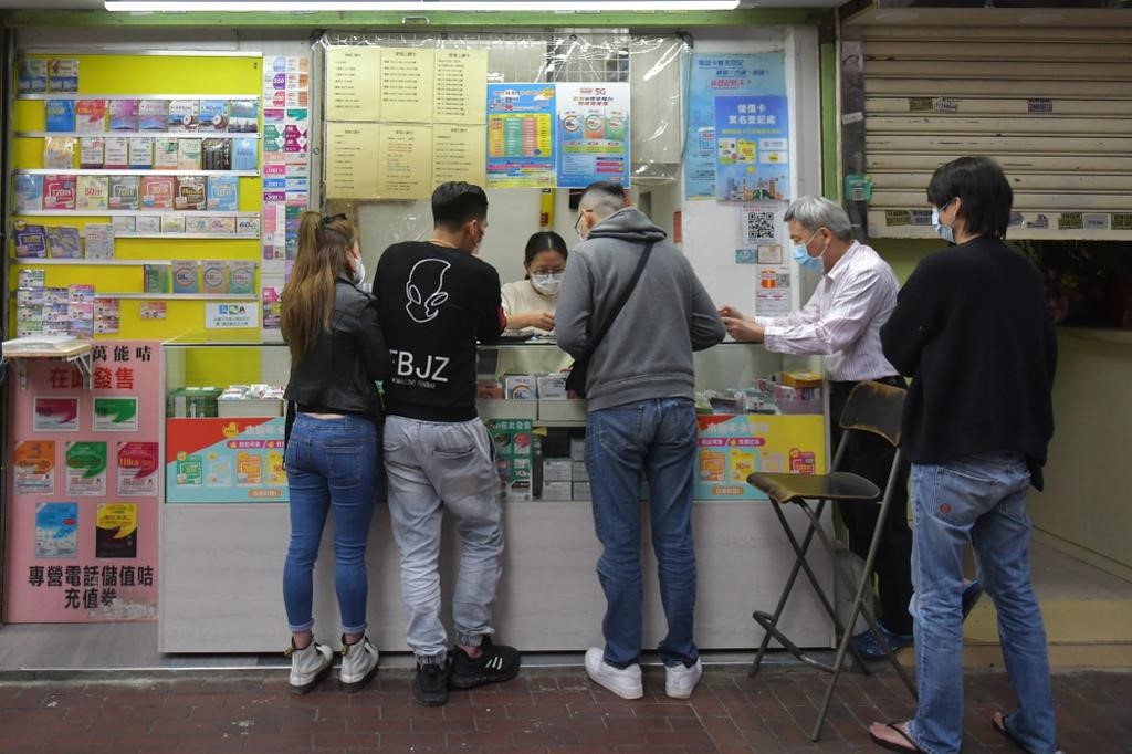 市民赶往店铺登记个人资料。陈极彰摄