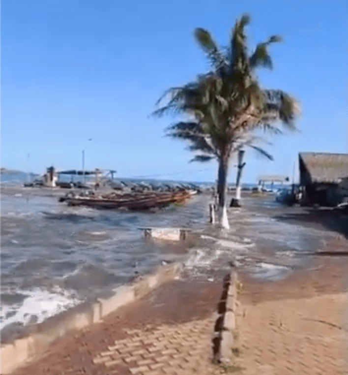 海水漫过堤坝,涌入建筑物门内。X@JunyzConstant影片截图 海水漫过堤坝,涌入建筑物门内。X@JunyzConstant影片截图