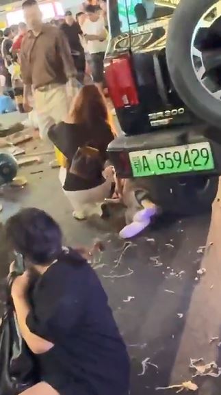 武漢有司機連撞多車及多名途人。X