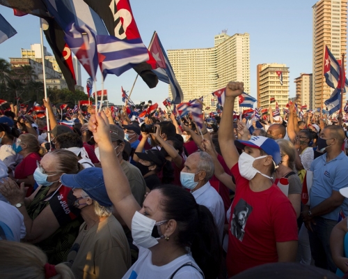 政府昨日發起支持政府集會，聲稱有10萬名參加者。AP圖片