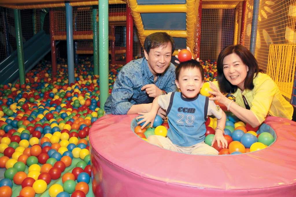 潘芳芳2006年以43歲高齡誕下一子，囝囝陳建御（Queston）現時20歲。　