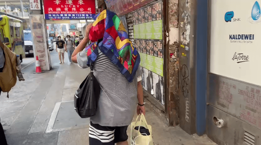 女傷者送院時可自行步上救護車。 女傷者送院時可自行步上救護車。