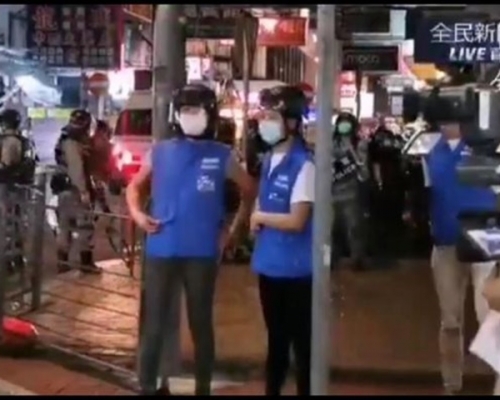 影片大部分時間對焦兩位女警。影片截圖