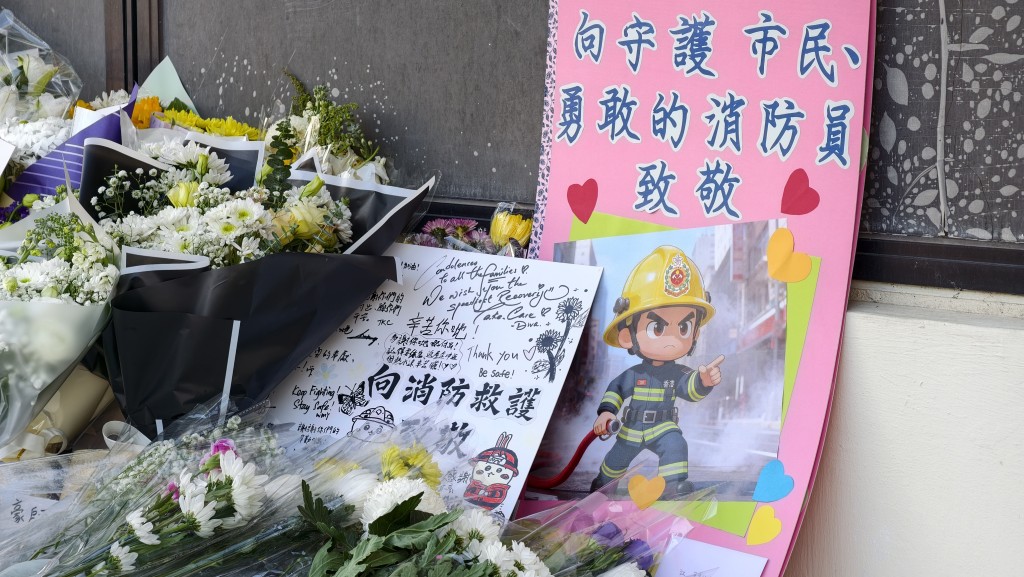 沙田消防局外放置心意桌,有市民到場鞠躬獻花致意,亦有人放下感謝卡。黃文威攝 沙田消防局外放置心意桌,有市民到場鞠躬獻花致意,亦有人放下感謝卡。黃文威攝