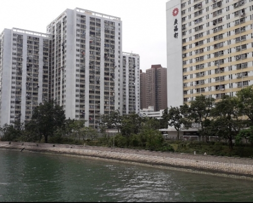 現場是大埔廣福邨廣義樓對開。網圖