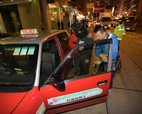 警方拘捕一名的士司機。黃文威攝