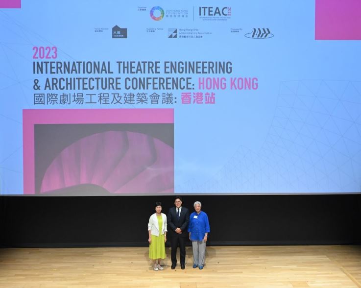 團結香港基金總裁李正儀、香港藝術發展局主席霍啟剛及 ITEAC 委員會成員、香港藝術節前行政總監何嘉坤合照。