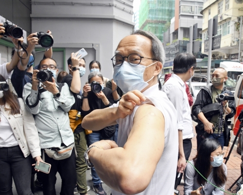 疫苗可預防疾病科學委員會主席劉宇隆預料，若市民打足兩針新冠疫苗，將來可望短期免檢疫外遊。資料圖片