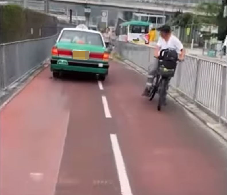 踩單車人士投以奇異眼光。fb車cam L（香港群組）影片截圖
