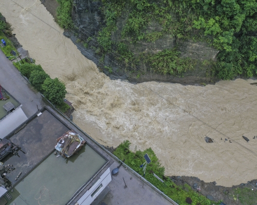 重慶市黔江區迎來新一輪強降雨天氣。強降雨導致黔江區部分中小河流出現不同程度漲水。 新華社圖